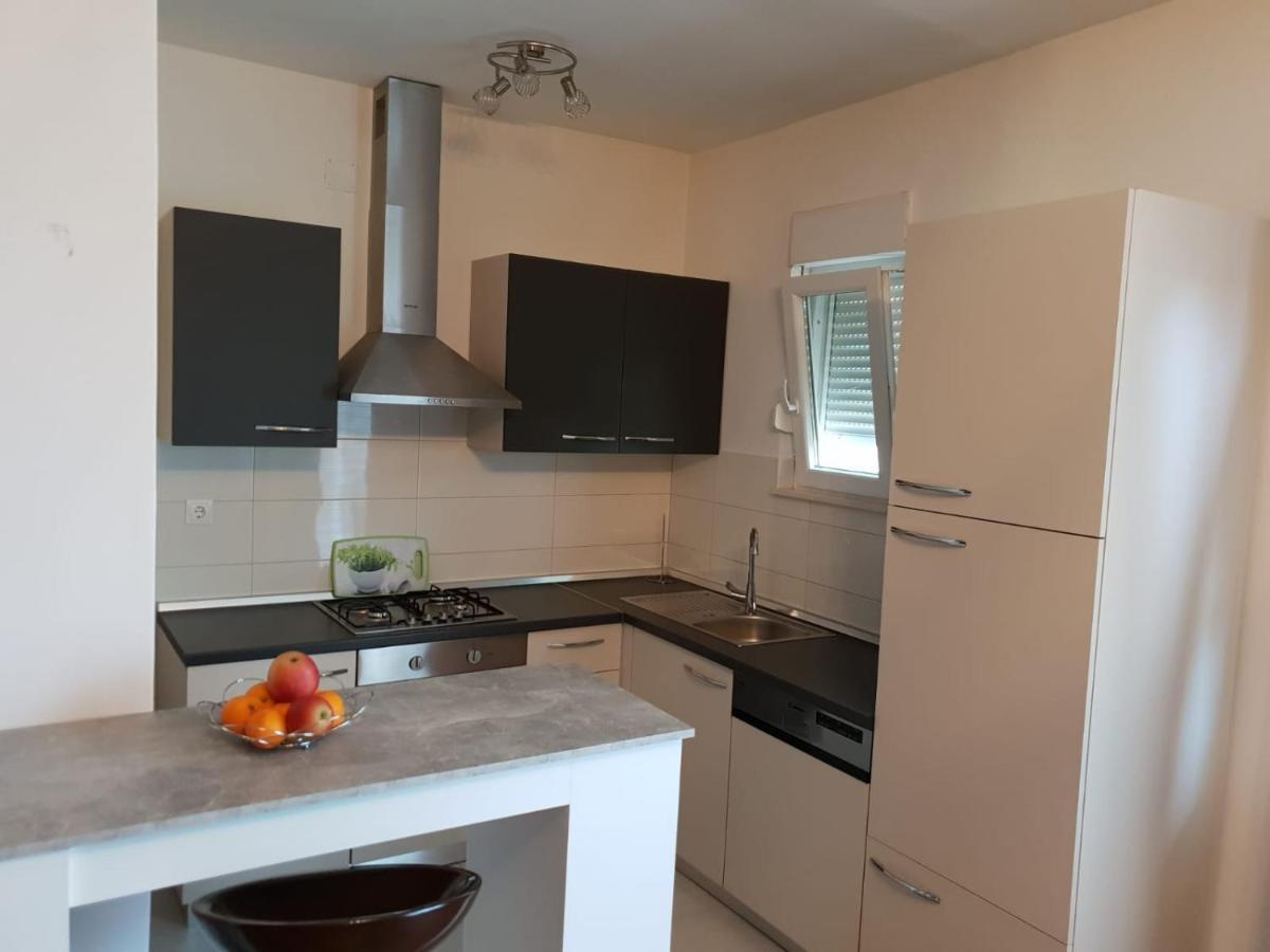 Apartmani Milutin Brodarica  Exterior foto